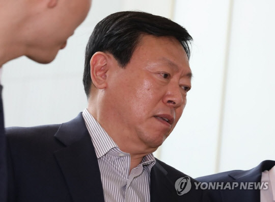 지난 6월 출근하던 신동빈 회장. 이제 한시름 놓게 됐다.(사진=연합뉴스)